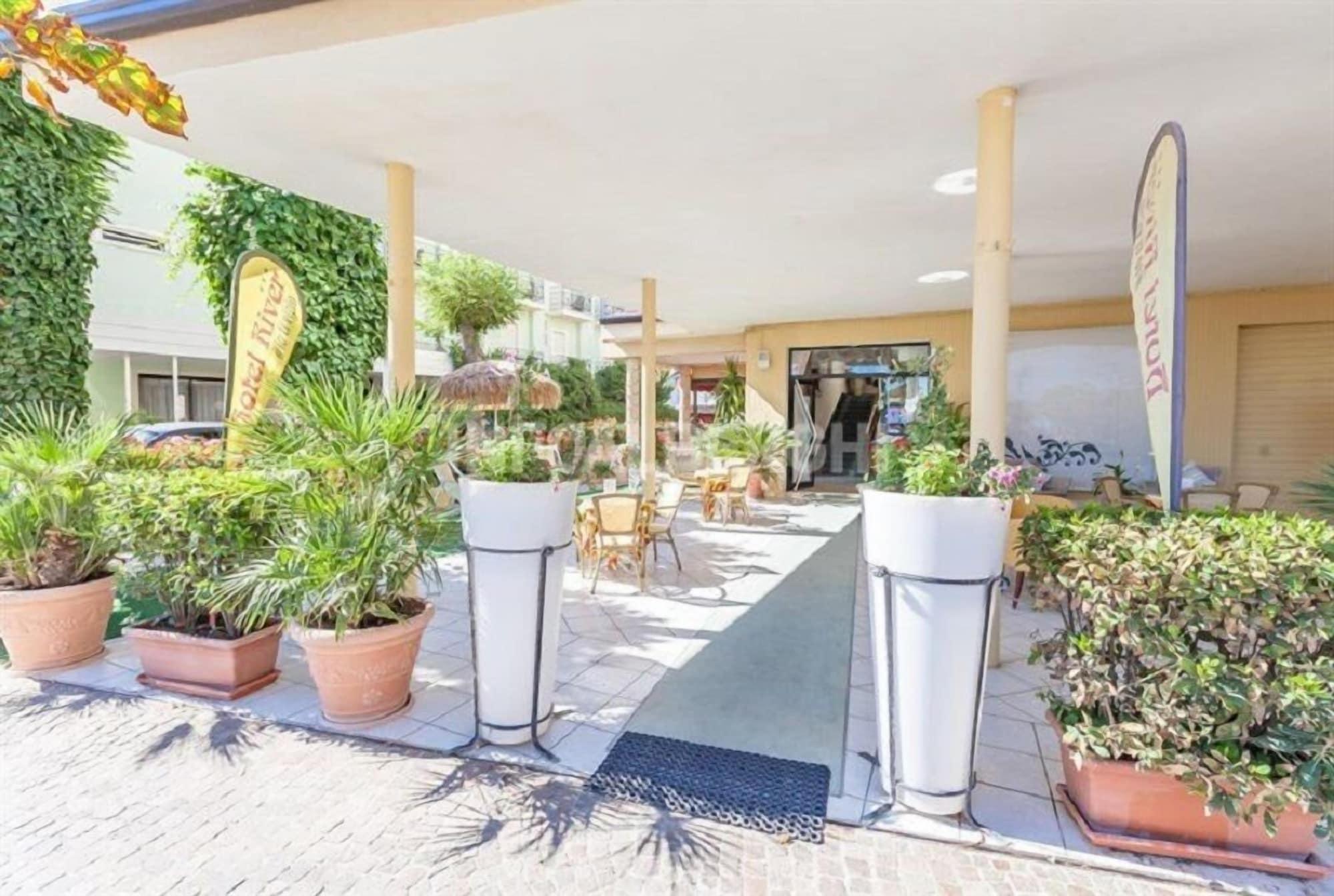Hotel River Fronte Mare Con Piscina Rímini Exterior foto