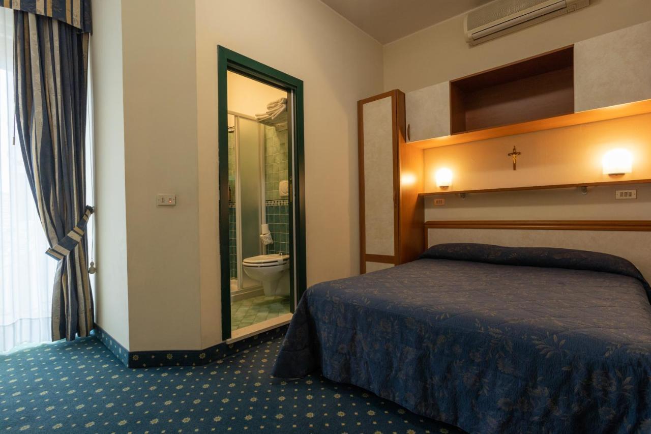 Hotel River Fronte Mare Con Piscina Rímini Exterior foto