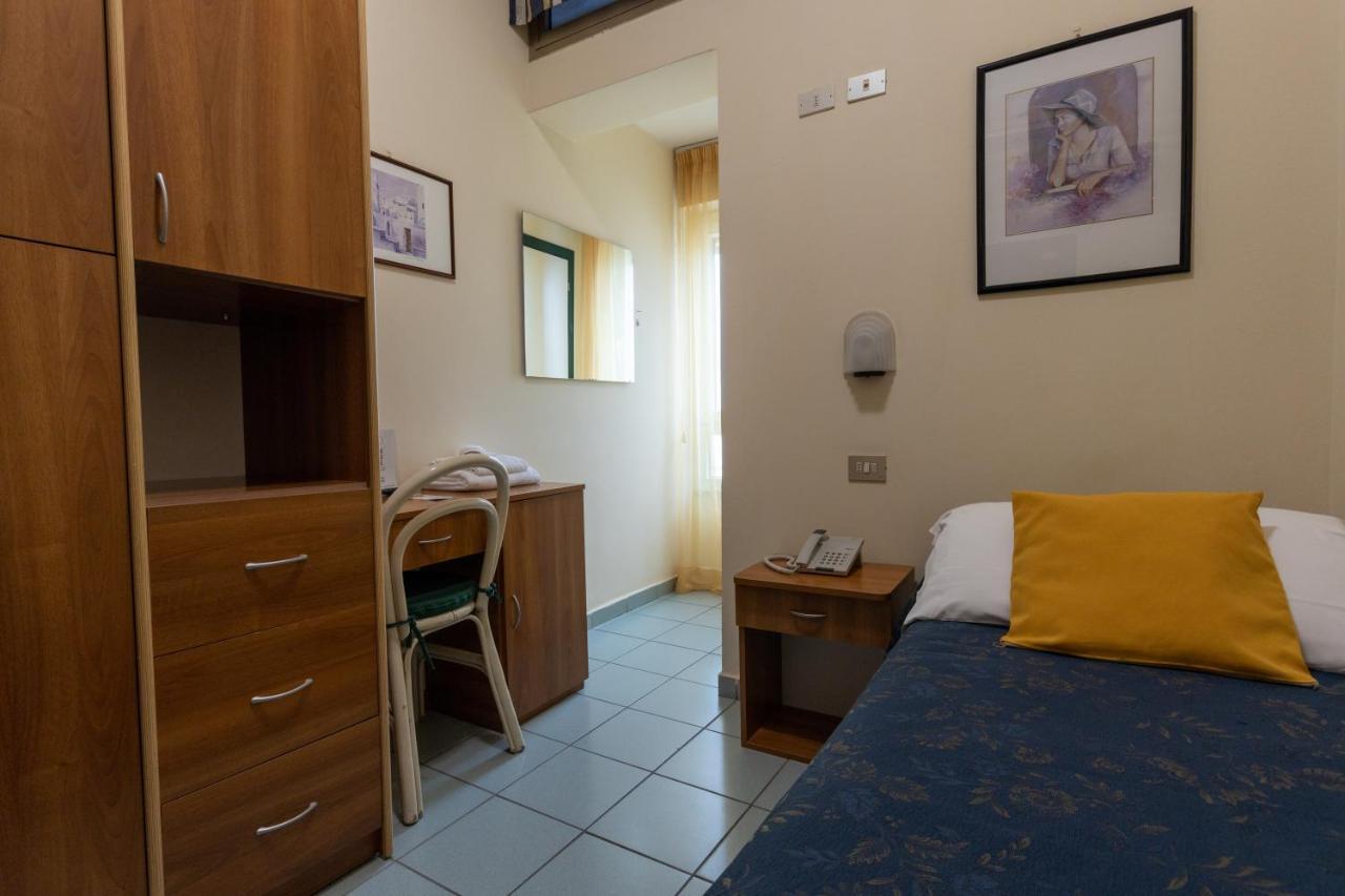 Hotel River Fronte Mare Con Piscina Rímini Exterior foto