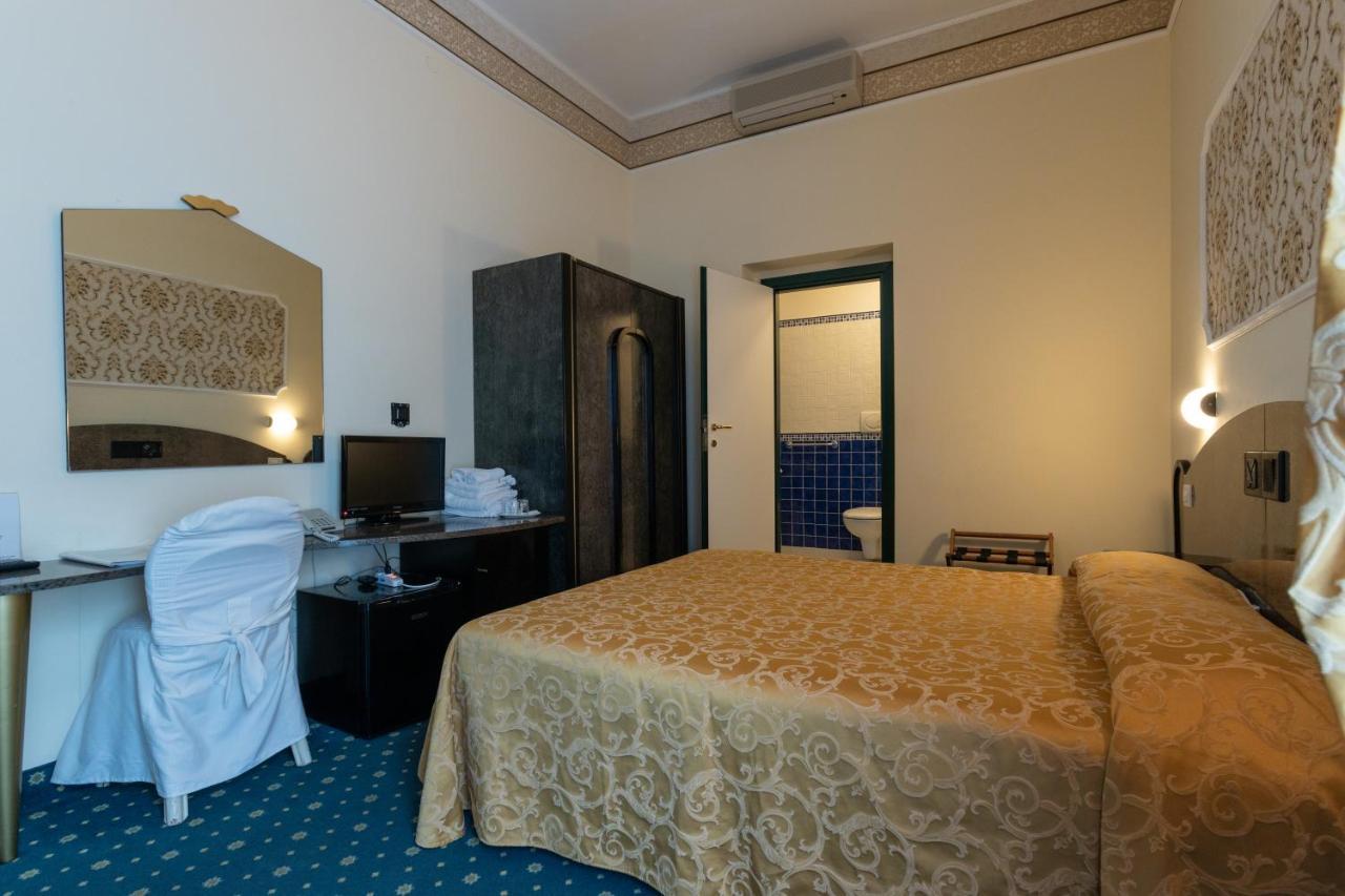 Hotel River Fronte Mare Con Piscina Rímini Exterior foto