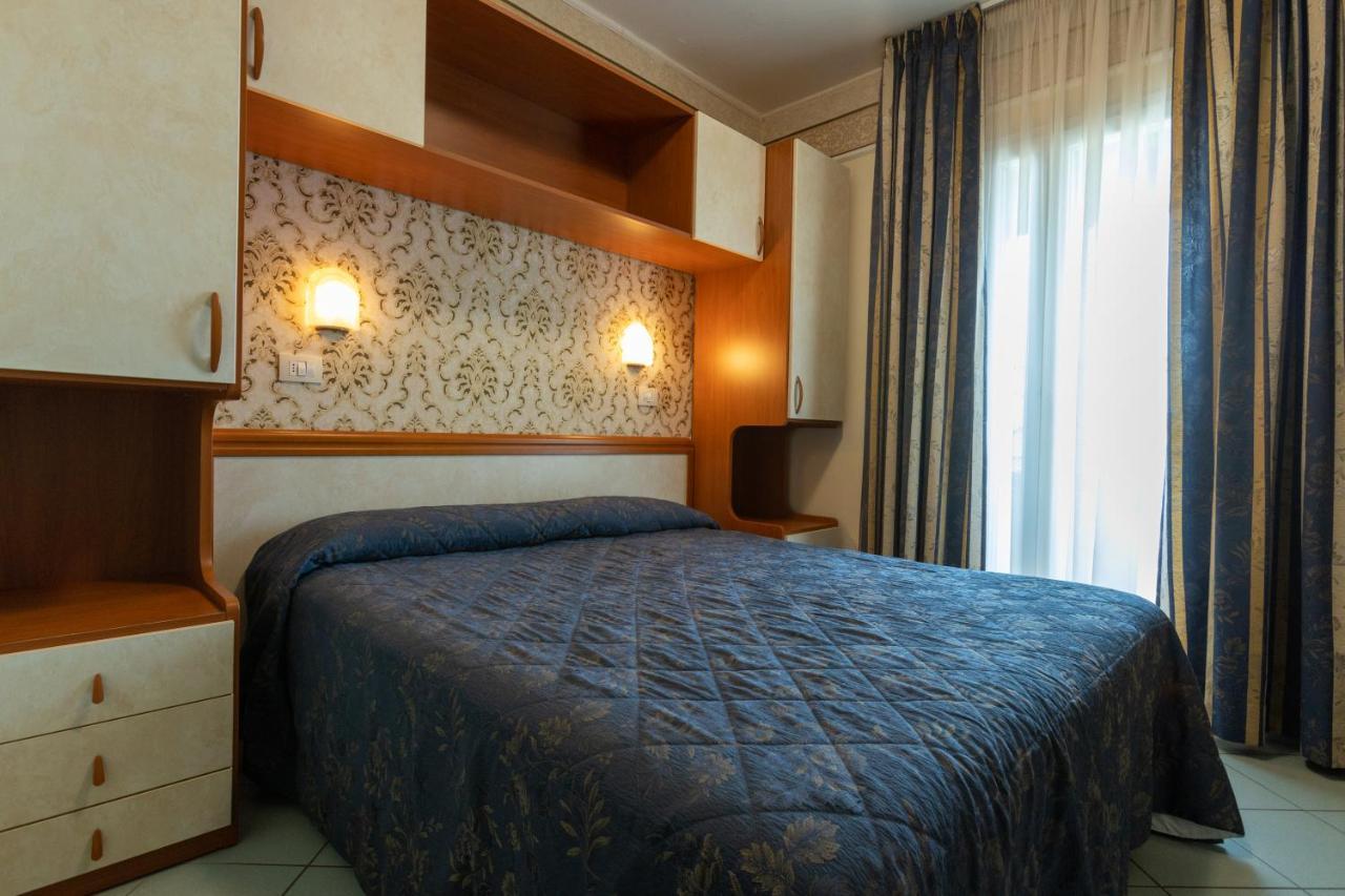 Hotel River Fronte Mare Con Piscina Rímini Exterior foto